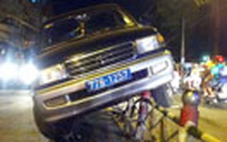 Xe biển xanh leo dải phân cách